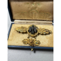 Gold-grade fighter pilot badge